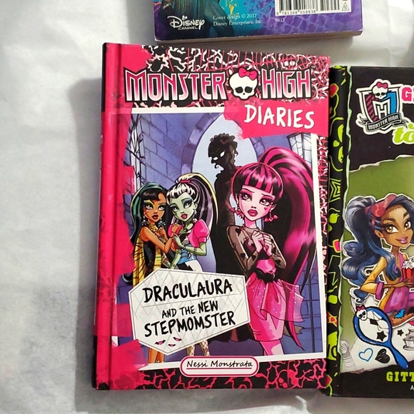 :  lot of 5 books , 1 descendants 2 PB , 2HC monster high & 2HC ever after high - Picture 6 of 16